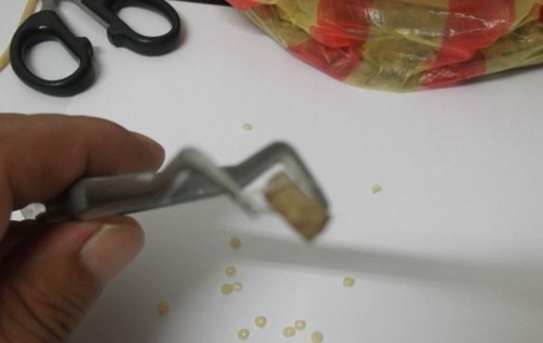 原塘颗粒钓饵手工DIY制作方法_WWW.YUJUCEPING.COM
