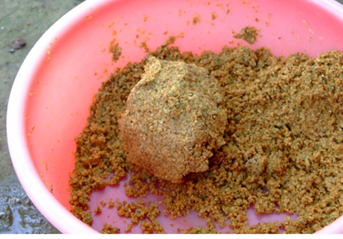 台钓中开饵要注意的事项_WWW.YUJUCEPING.COM