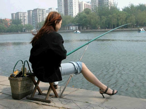 秋天水库钓鱼技巧_WWW.YUJUCEPING.COM