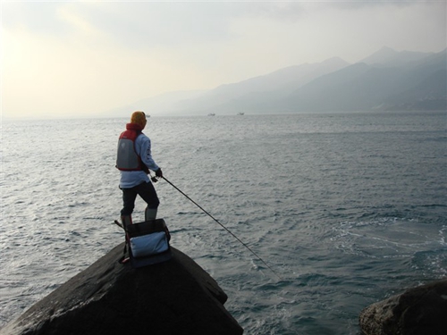 海钓基本钓法装备配备_WWW.YUJUCEPING.COM