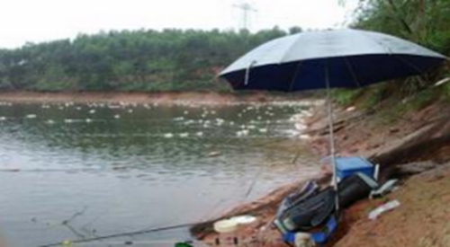 雨天钓鱼怎么探鱼情_WWW.YUJUCEPING.COM