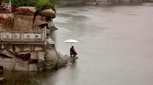 秋天阴雨天钓鱼的技巧_WWW.YUJUCEPING.COM