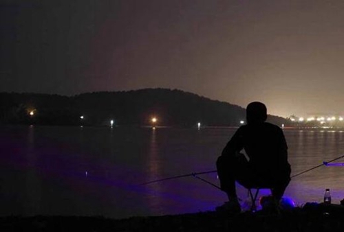 夏天夜钓打窝技巧_WWW.YUJUCEPING.COM