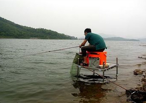 夏天湖库钓鱼的打窝技巧_WWW.YUJUCEPING.COM
