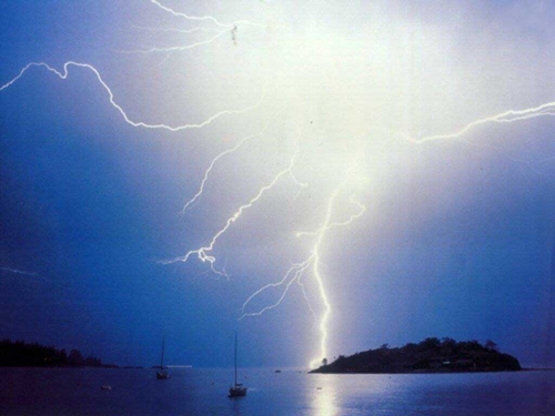 夏天不宜野钓的雨天_WWW.YUJUCEPING.COM