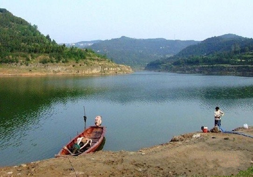 初秋江河水域钓鱼的方法_WWW.YUJUCEPING.COM