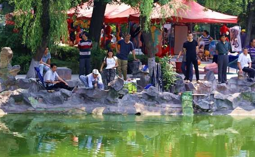 夏天钓鲤鱼的方法技巧_WWW.YUJUCEPING.COM