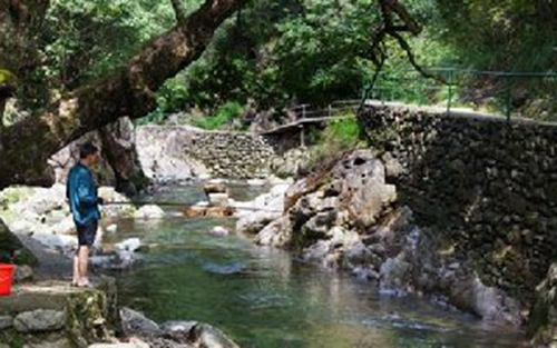 北方地区溪流钓中的跑漂钓法_WWW.YUJUCEPING.COM
