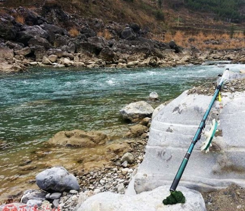 北方地区溪流钓中的跑漂钓法_WWW.YUJUCEPING.COM