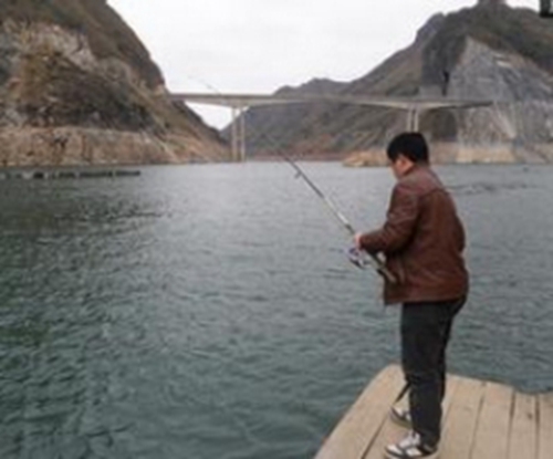 水库钓鲤鱼怎么选择最佳钓点_WWW.YUJUCEPING.COM