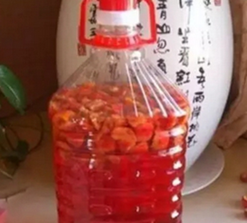 钓鱼饵料山楂红糖曲香酒饵料的制作_WWW.YUJUCEPING.COM