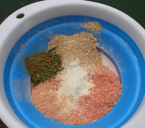 冬天野钓鲫鱼饵料配方_WWW.YUJUCEPING.COM